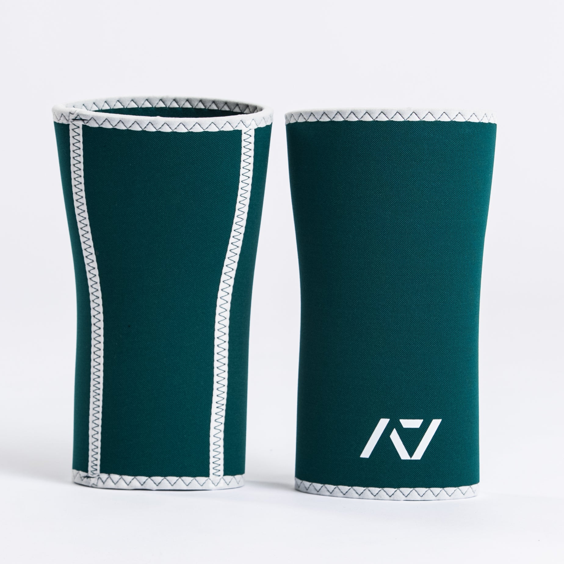 Close-up of A7 Hourglass Knee Sleeves – Emerald Forás, displaying double-stitched seams and 7mm neoprene thickness.