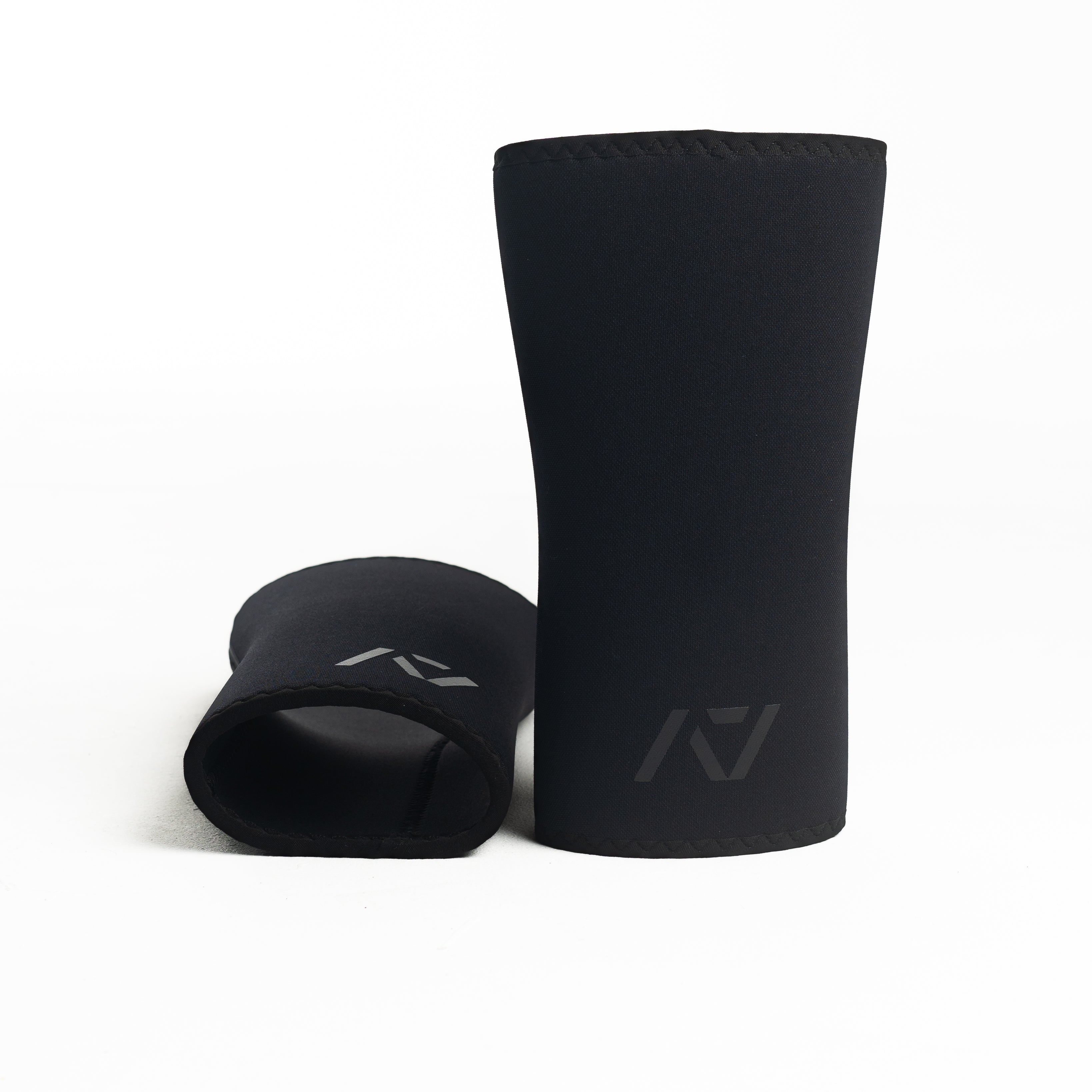 Detailed view of the hourglass-shaped taper on A7 Knee Sleeves - Stealth, emphasizing targeted knee joint compression.