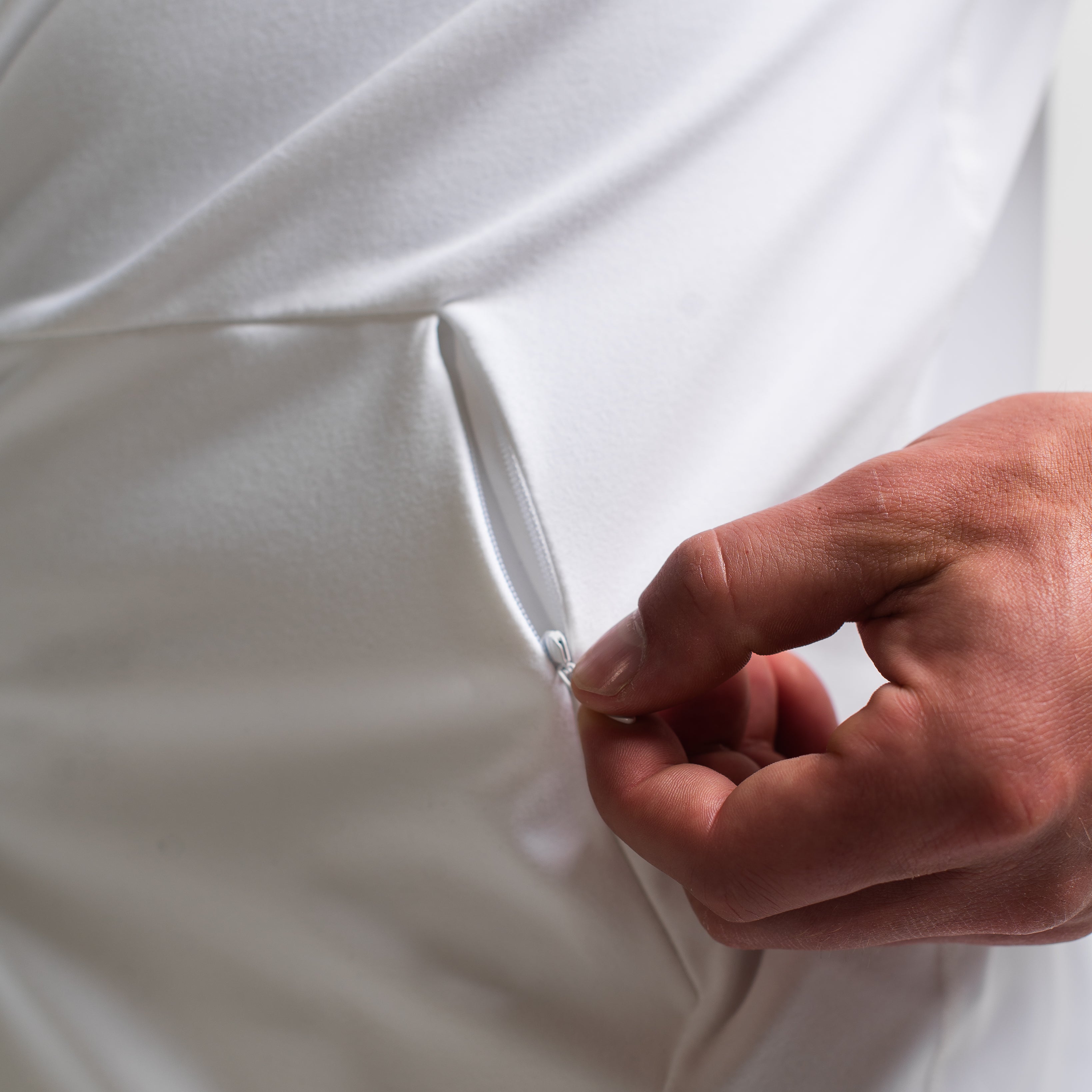 Close-up of the secure side zip pocket on the Defy Jacket – Polar, accented with stretch knit.