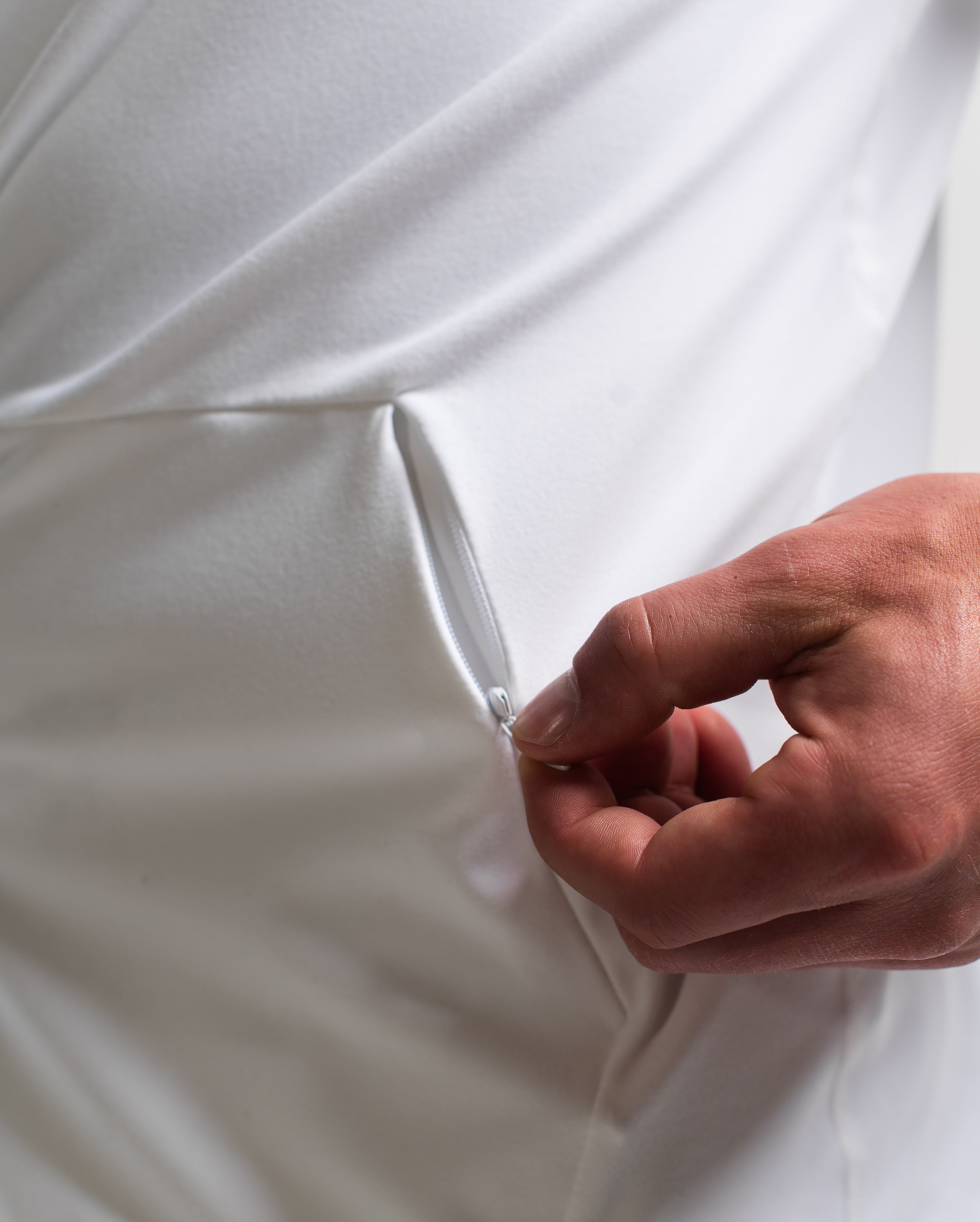 Close-up of the secure side zip pocket on the Defy Jacket – Polar, accented with stretch knit.