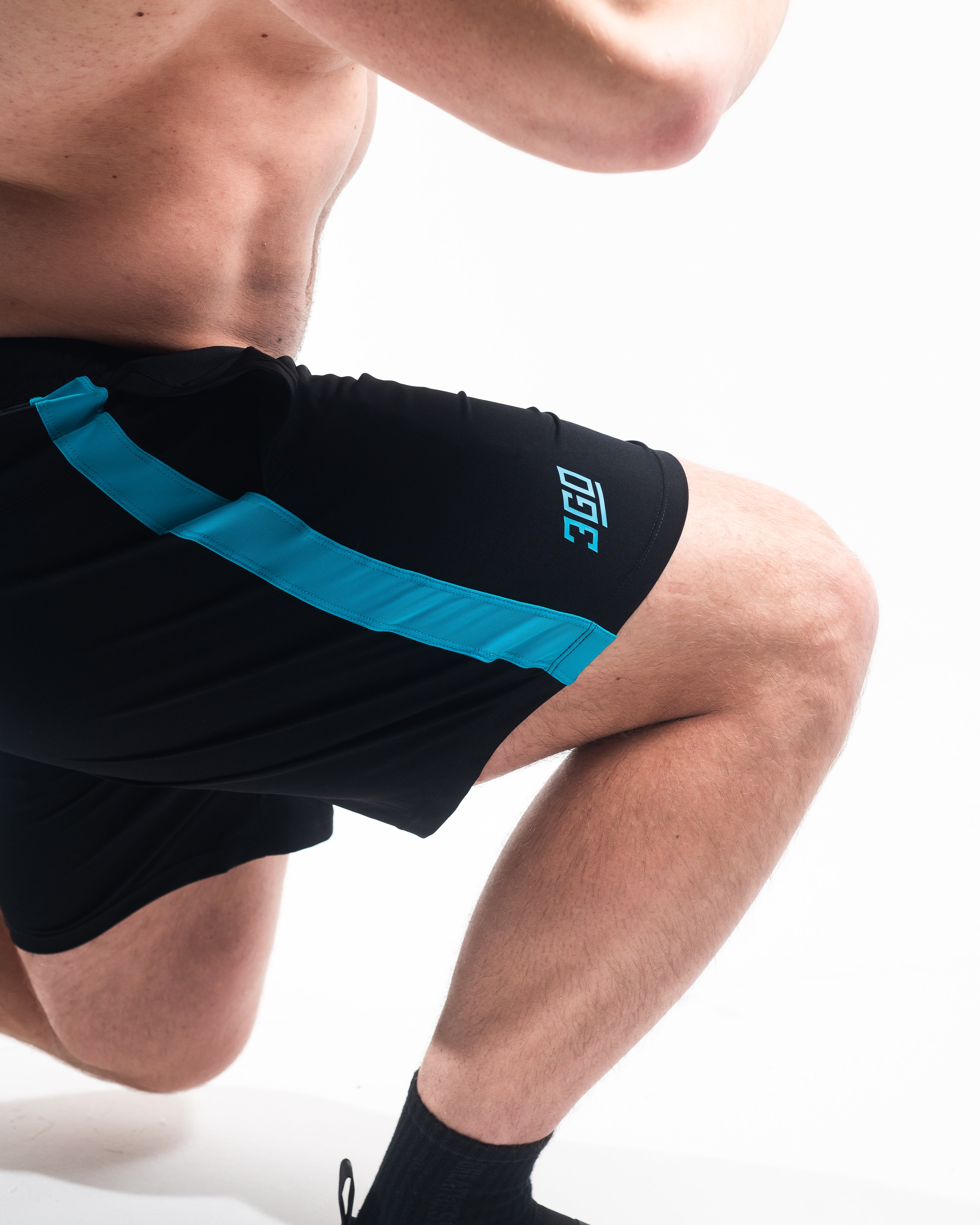 Showcasing the 360 Degree stretch of the 360Go Shorts - Azul