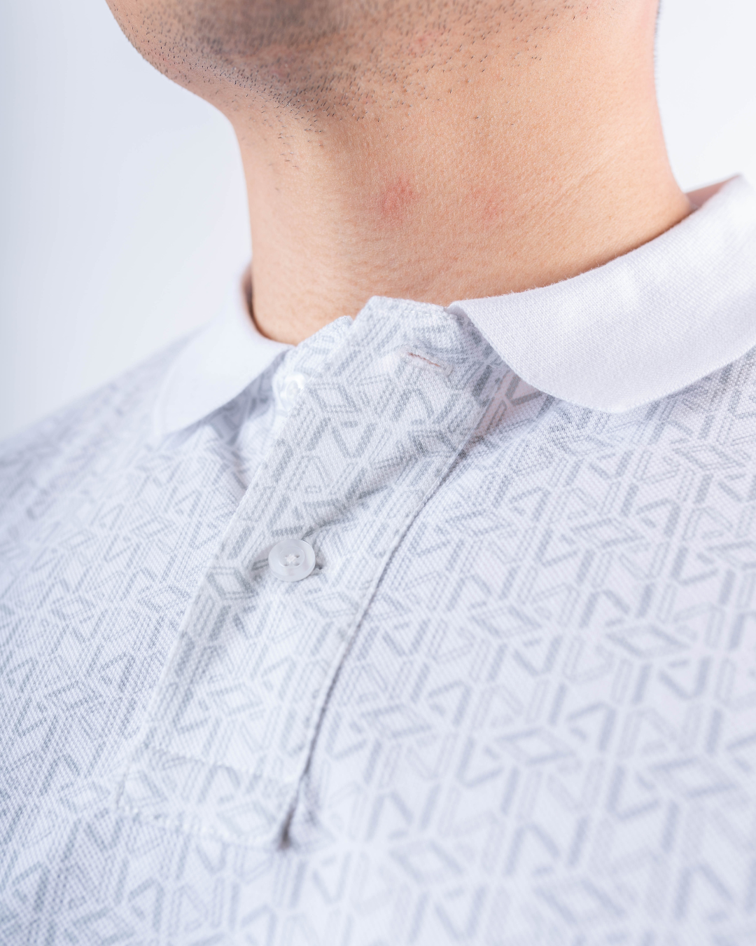 Close-up of the rib-knit polo collar on the A7 Cotton Polo in Stelacrosha Gray.